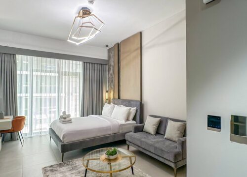 Romantic 1BR with Hot Tub Balcony | Business Bay